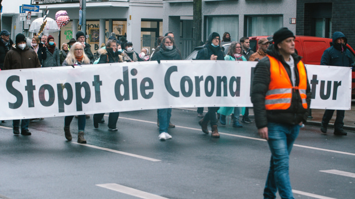 Противники жестких мер борьбы с COVID-19 вышли на протесты в Германии