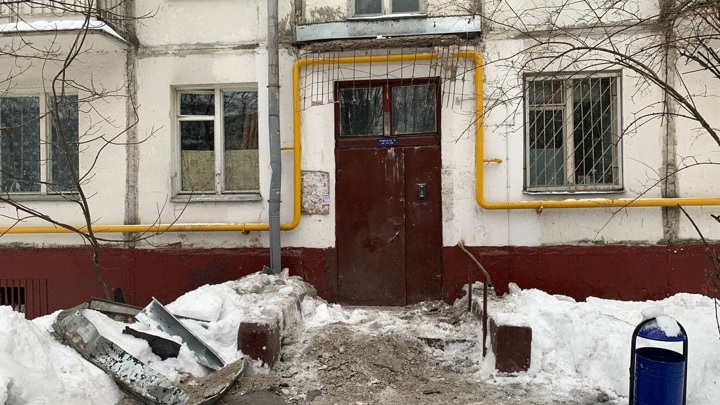 Козырек подъезда рухнул на юго-западе Москвы