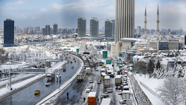 Снег сковал Афины и Стамбул: в аэропорту застрял Жерар Депардье