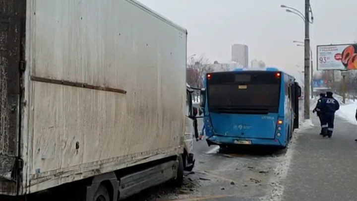 Вести-Москва. Из-за гололеда грузовик в Москве протаранил автобус