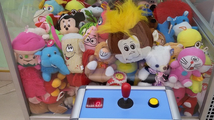 Новосибирцы украли мягкие игрушки из игрового автомата