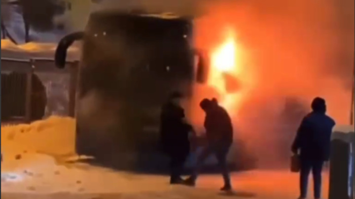 В Москве водителю пришлось тушить загоревшийся электробус