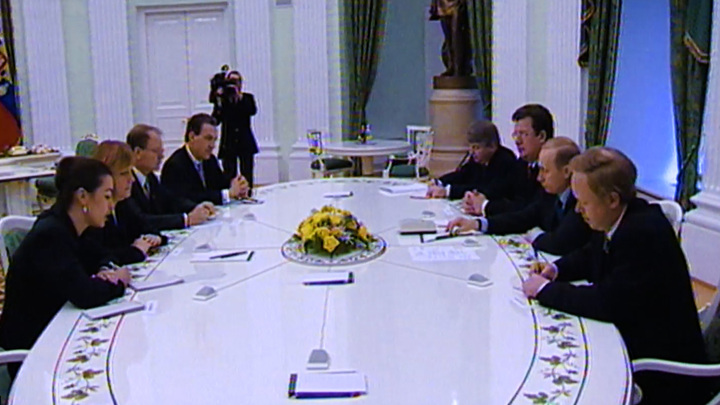 Москва. Кремль. Путин. Путин встречался с Меркель за тем же длинным белым столом