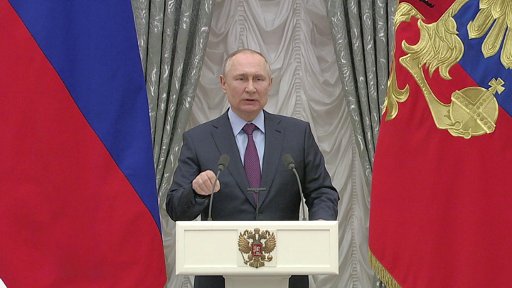 Вести в 20:00. Пресс-конференция в Кремле: Путин объяснил решение по Донбассу