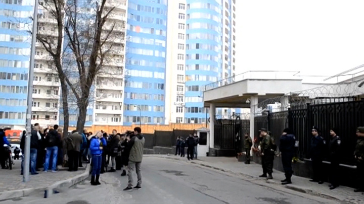 Вести в 20:00. Персонал российских загранучреждений на Украине эвакуируют в ближайшее время