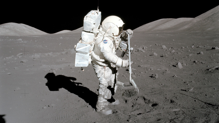 Харрисон Шмитт собирает образец лунного грунта в ходе миссии "Аполлон-17".