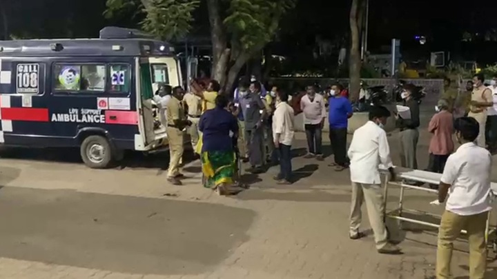Семеро военных погибли при падении автобуса с обрыва в Индии