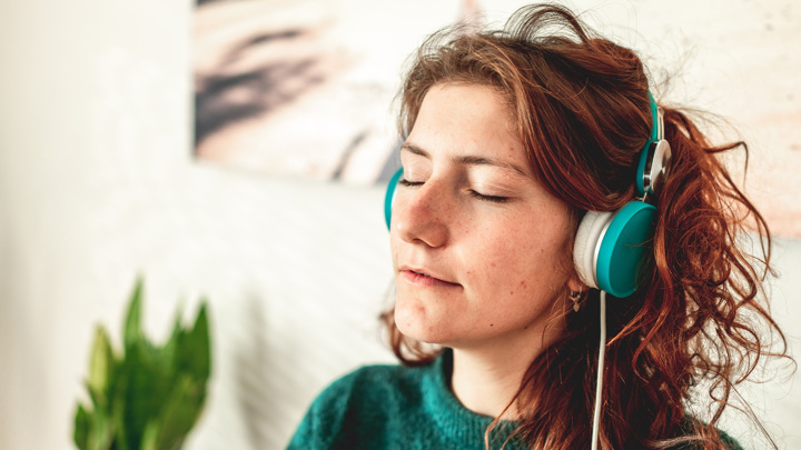 Учёные подтвердили: музыкальная терапия действительно помогает справиться с психологическими трудностями.