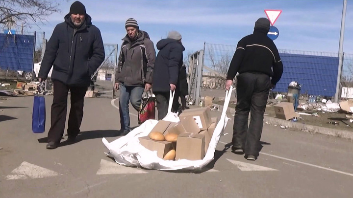 Вести в 20:00. Российские военные доставляют гуманитарную помощь в Мариуполь