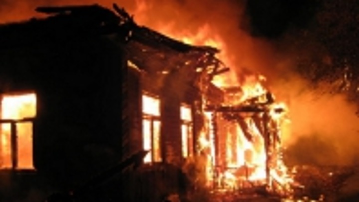 Двое взрослых и ребенок сгорели в сельском доме под Астраханью