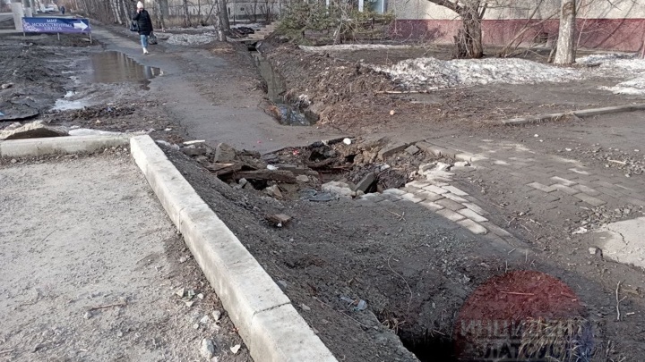 В Челябинской области провалился асфальт возле жилого дома