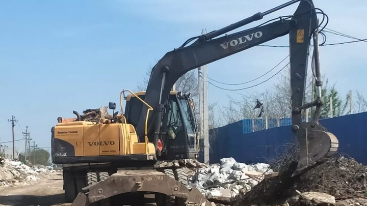Строительный мусор убирают в Краснодаре с ул. Тополиной