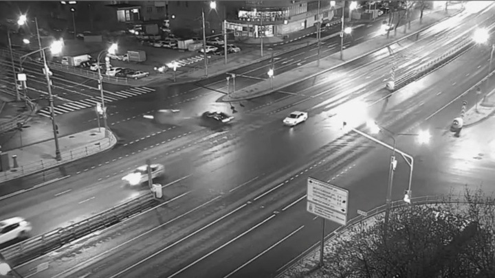 В Москве в ночном ДТП с двумя Mercedes погиб человек