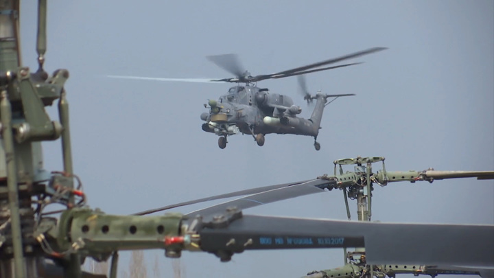 Министерство обороны показало, как вертолеты готовят к боевым вылетам