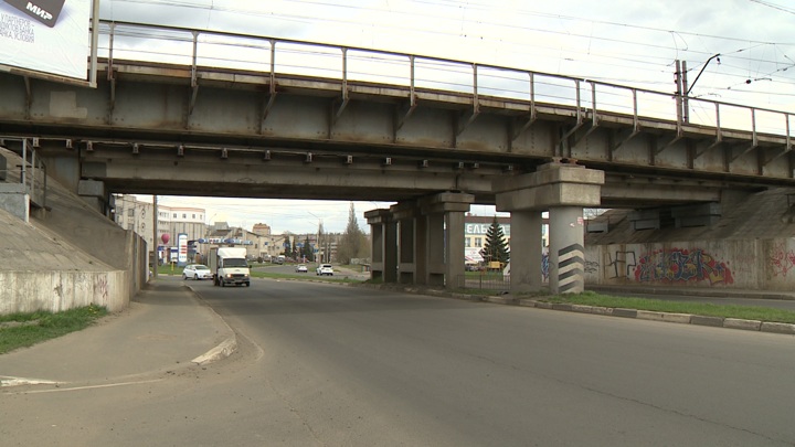 Мост на 2000 рублей. Под мостом. Мост в машине. Ярославль мост. Октябрьский мост Ярославль разбит.