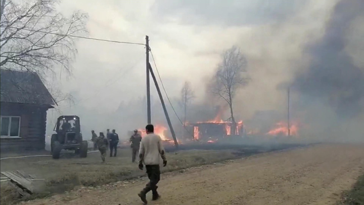 Вести в 20:00. Шквалистый ветер усугубил ситуацию с пожарами в Кузбассе и Иркутске