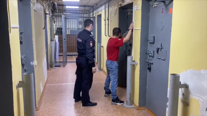 Ограбление века. В Ангарске задержали мужчин, которые украли сломанный телефон и 10 рублей