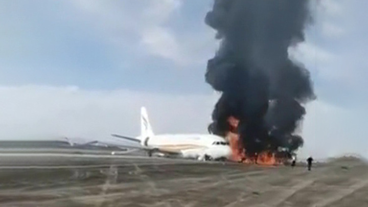 В китайском Чунцине загорелся самолет, 40 человек пострадали