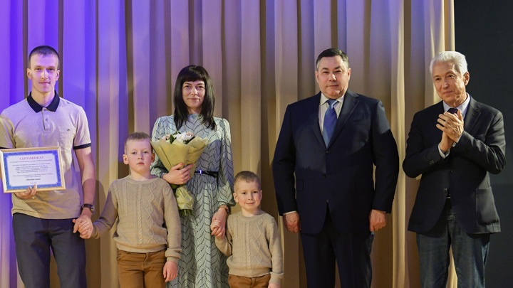 В Тверской области вручили почетные знаки "Слава Матери" и "Слава Отца"