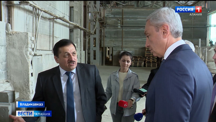 Премьер-министр РСО-А Борис Джанаев посетил инновационное предприятие "Токар"