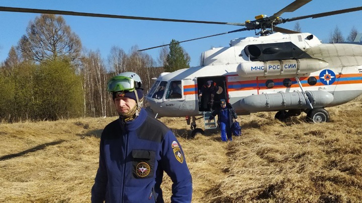 В Красноярском крае из тайги спасли рухнувшего с дерева охотника