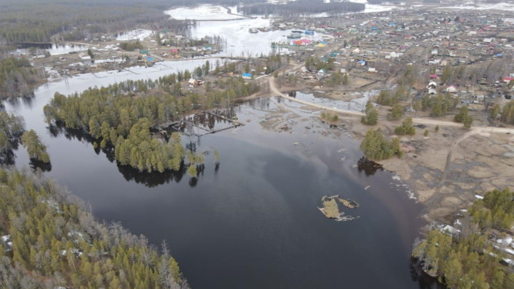 Из-за повышения уровня реки в якутском селе затопило котельную и четыре дома