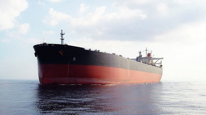 Греческий танкер с российским топливом не пустили в порт в Британии