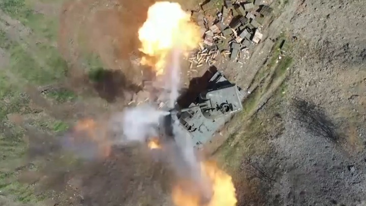 Минобороны показало видео работы артиллерии по целям на Украине