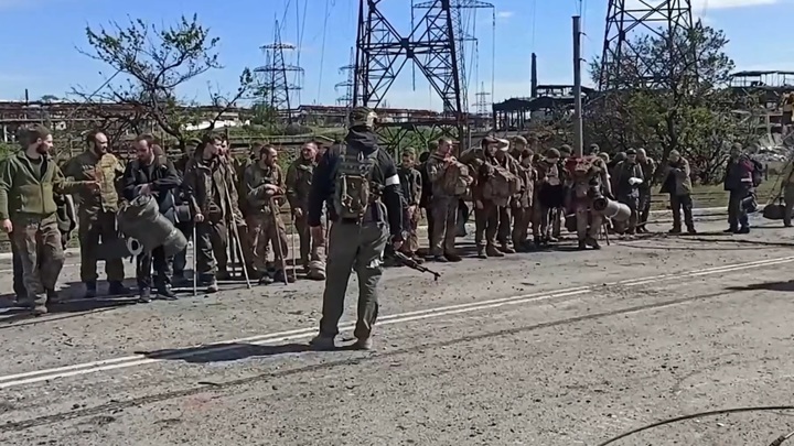 Появилось видео массовой сдачи в плен боевиков "Азова" в Мариуполе