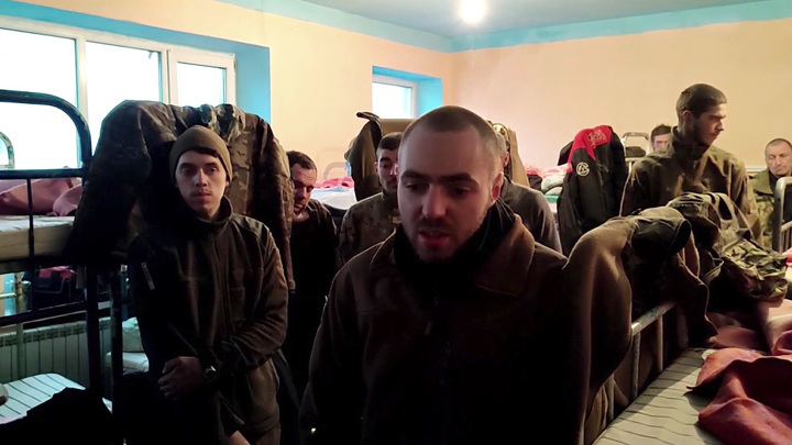 Вести в 20:00. Украинских пленных с "Азовстали" кормят и лечат