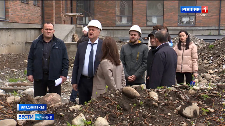 Вице-премьер РСО-А Эльбрус Бокоев проинспектировал строительство и реконструкцию школ Владикавказа