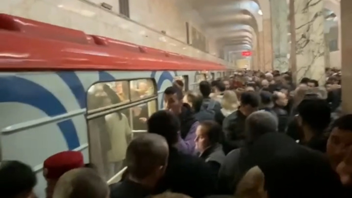 В московском метро из-за человека на путях перекрывали движение