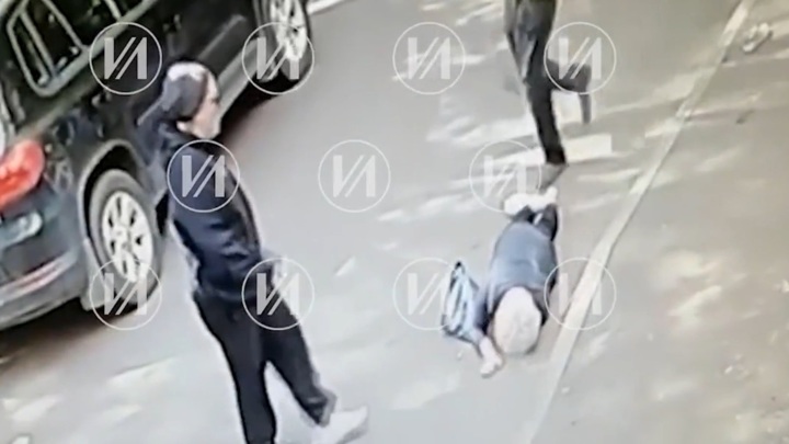 Молодая мама сбила с ног пожилую москвичку за сделанное замечание