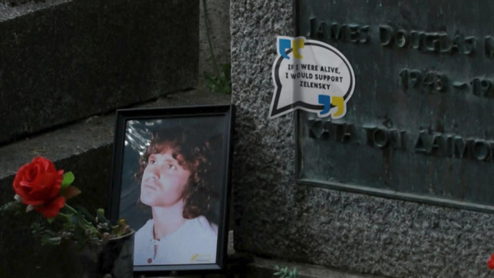 Вести в 20:00. Осквернение Пер-Лашез: надгробия заклеили стикерами о Зеленском