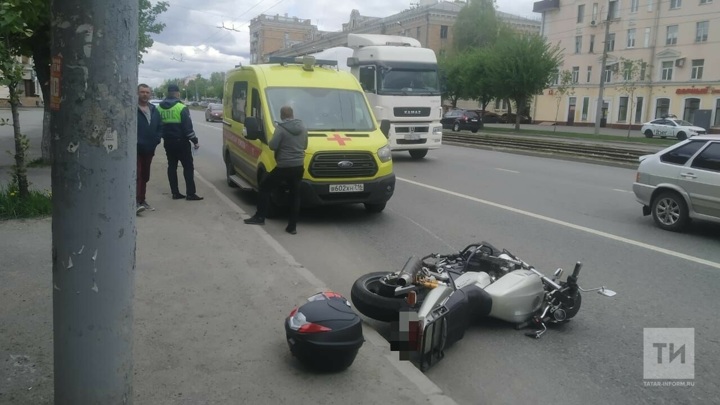 В Казани байкер пострадал при столкновении с внедорожником