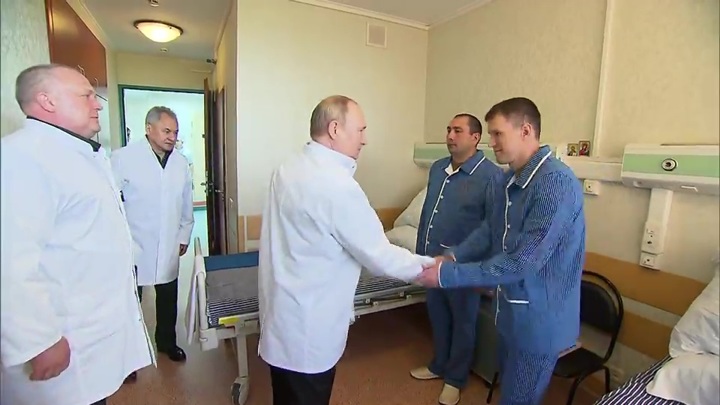 Москва. Кремль. Путин. Визит Путина в госпиталь: кадры, которых не видел никто