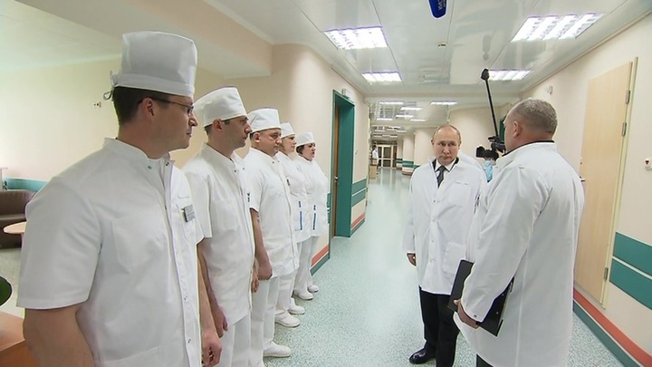 Москва. Кремль. Путин. Владимир Путин посетил раненых военных в госпитале