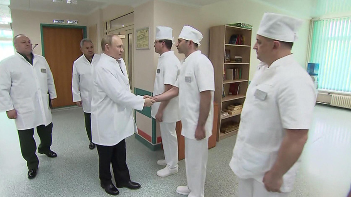 Вести в 20:00. "Поправляйтесь": Путин навестил раненых участников спецоперации