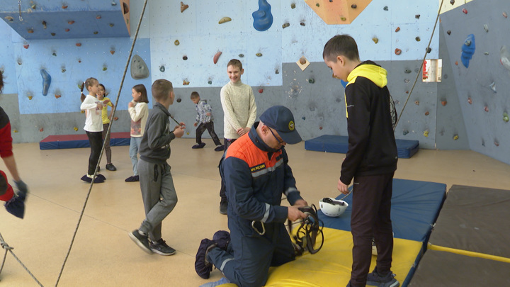Ценные знания получили иркутские школьники на уроке-экскурсии в Байкальском поисково-спасательном отряде
