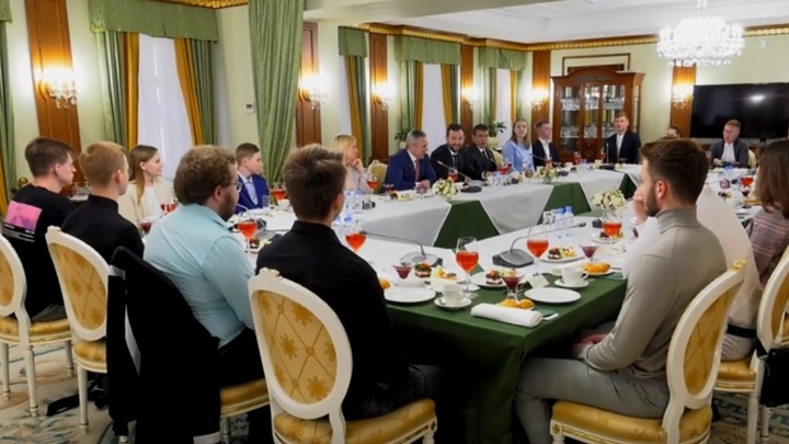 Юные предприниматели за завтраком рассказали тюменскому губернатору о своем бизнесе