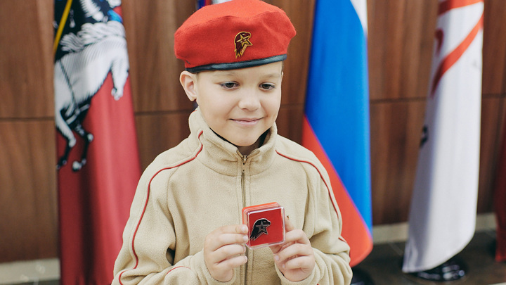 Восьмилетнего друга российских военных посвятили в юнармейцы