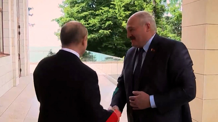 Москва. Кремль. Путин. "Пусть знают, что мы вместе": момент встречи Путина и Лукашенко