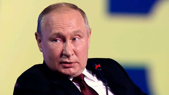 Москва. Кремль. Путин. ПМЭФ-2022: неприятные вопросы и "красные линии"