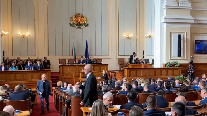 Вести в 20:00. Болгарский парламент сверг правительство