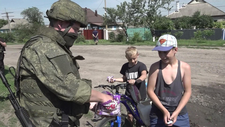Вести в 20:00. Благодарны даже дети: российские военные охраняют мирную жизнь в Харьковской области