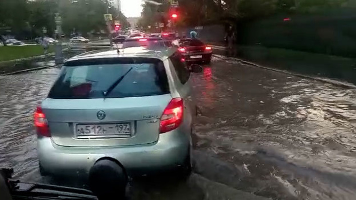 Вести-Москва. В Москве машины уходили под воду из-за сильнейшего ливня
