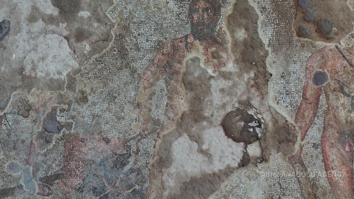 Новости культуры. Большую мозаику с изображением 12-ти подвигов Геракла обнаружили недалеко от Аланьи