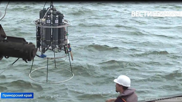 漂浮的大学团队试图解开海洋的奥秘