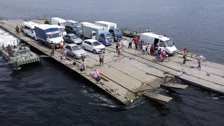 Вести в 20:00. Российские военные навели переправу вместо разбитого моста через Днепр