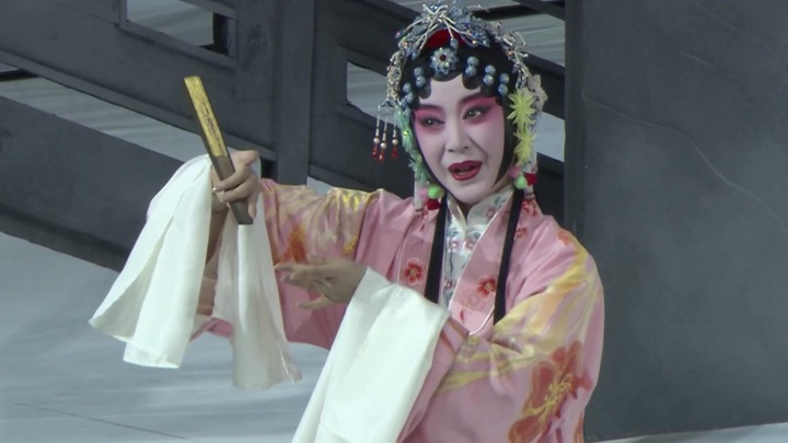 Новости культуры. Китайскую оперу XVI века "Павильон пионов" показали на сцене Шанхайского Большого театра